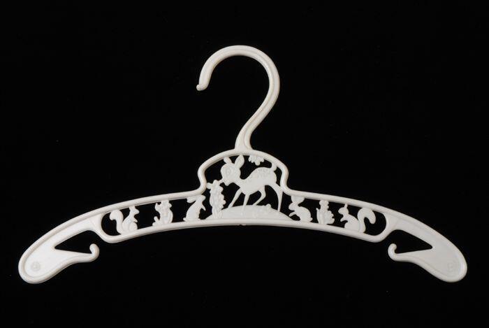 Drie kleerhangers van witte kunststof met dierenafbeelding, voor kinderkleding