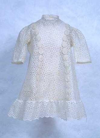 Kinderjurk in prinsesselijn van crèmekleurig katoen met broderie anglaise