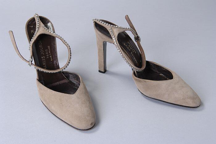 Leverkleurige suède sandalettes met strass-versiering