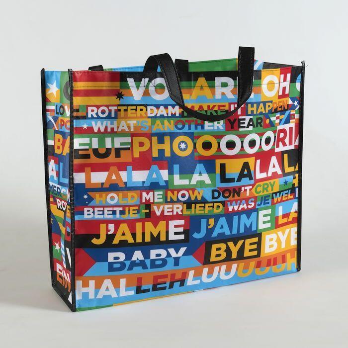 Boodschappentas met zwarte handvatten, merchandise voor het Eurovisie Songfestival, dat als slogan …