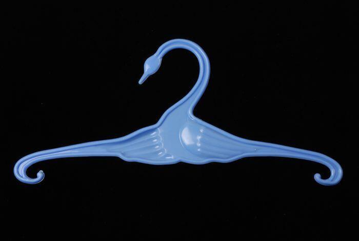 Zes kleerhangers van blauwe kunststof met afbeelding zwaan, voor kinderkleding