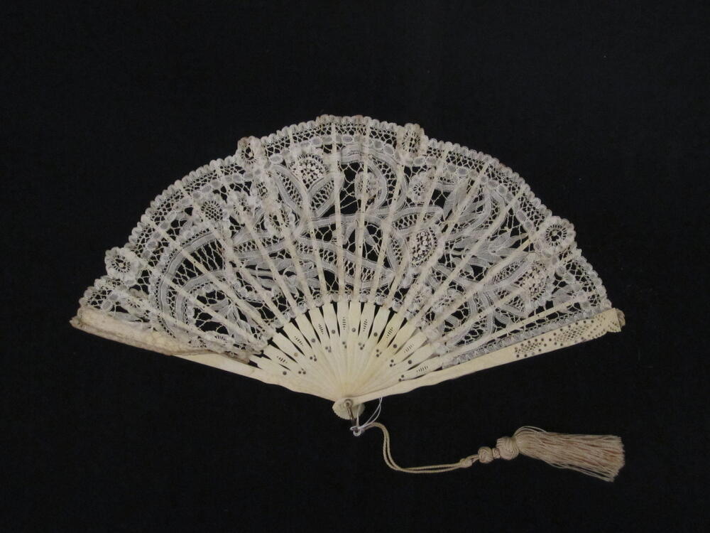 Vouwwaaier, montuur van been ingelegd met zilverkleurige metalen lovers, wit blad van bandjeskant…