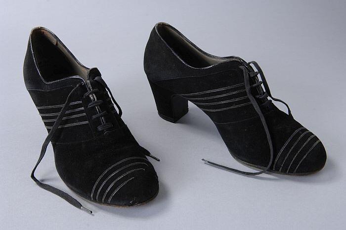 Zwarte suède veterschoenen met hakje en biesjes van glad leer