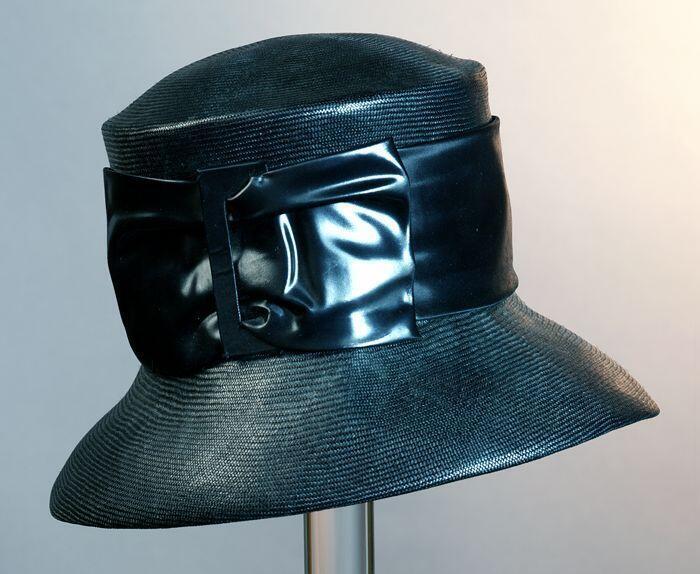Zwarte cloche van zwart gladstro met brede band van glimmende zwarte stof