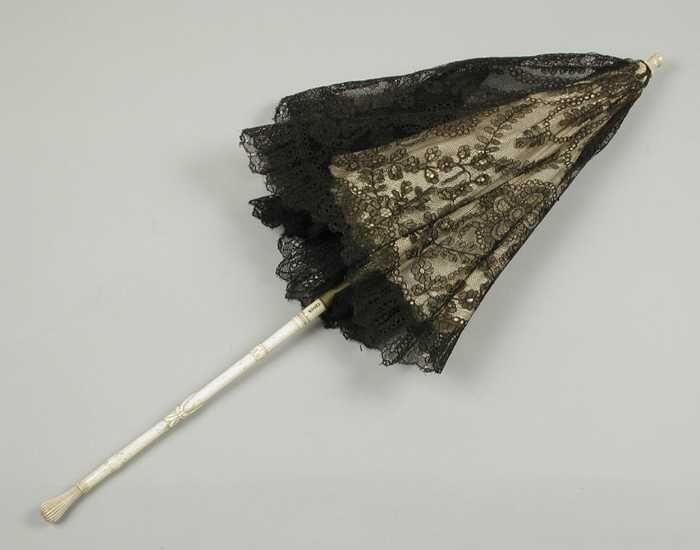 Rijtuigparasol met bekleding van ivoorkleurig zijde waarover zwart Chantilly kant, steel van…