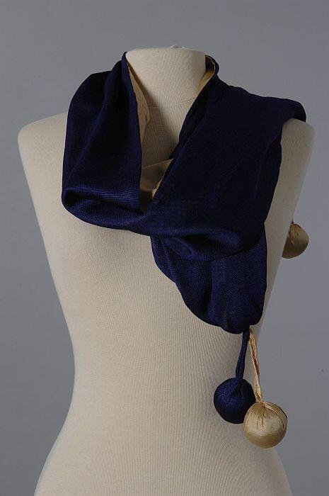 Shawl van paars kunstzijdetricot met crèmekleurige zijde voering, aan ieder uiteinde twee opgevulde…
