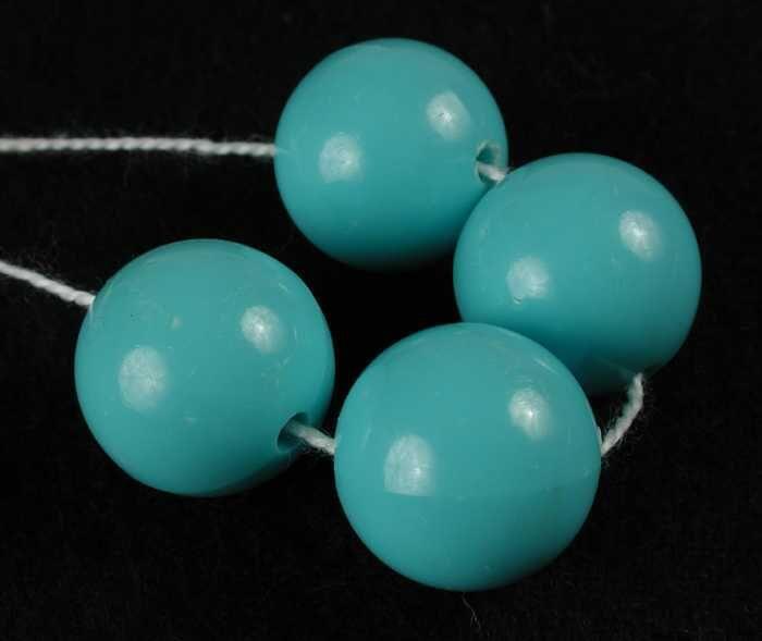 haarccessoire, vier kleine losse turquoise kunststof'ballen' met rijggaten, deel van haarlastiek