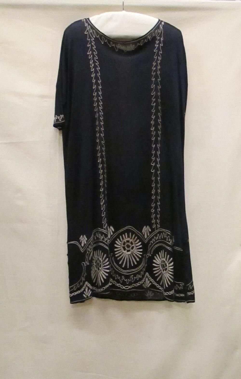 Jurk of blouse van donkerblauw kunstzijden tricot, getamboureerd met witte kunstzijde en gouddraad…