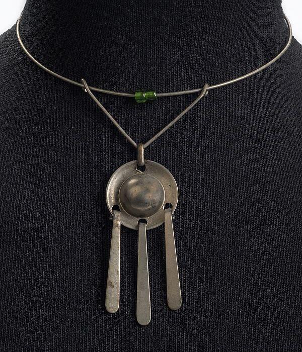 Halsketting met groene kralen en metalen hanger