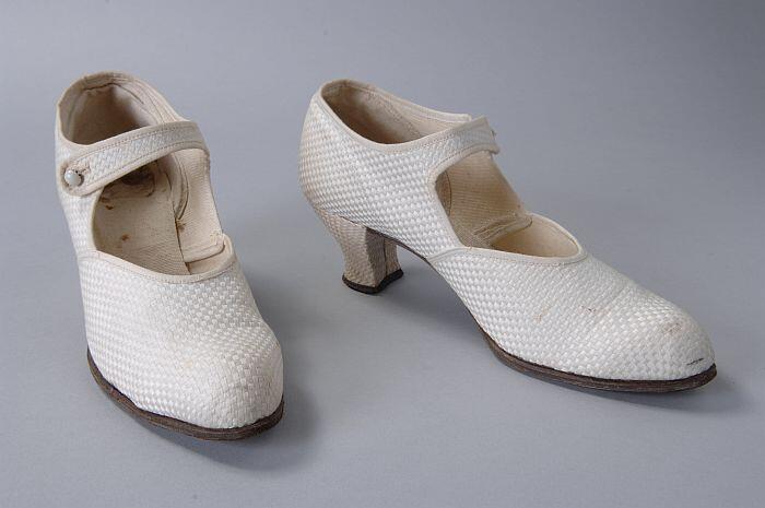 Paar witte bruidsschoenen