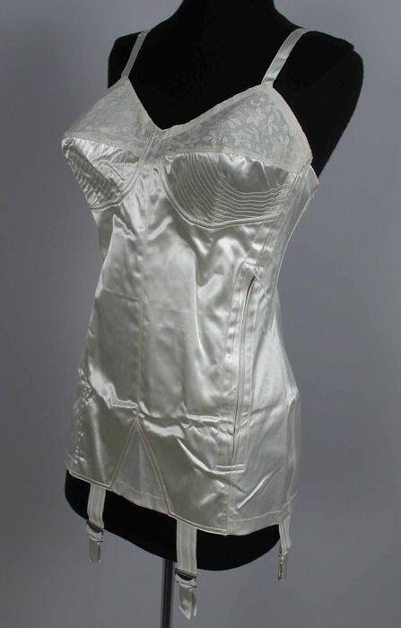 Wit satijnen corselet, met baleinen, bovenhelft cups kant, onderhelft cups halfrond doorgestikt,…