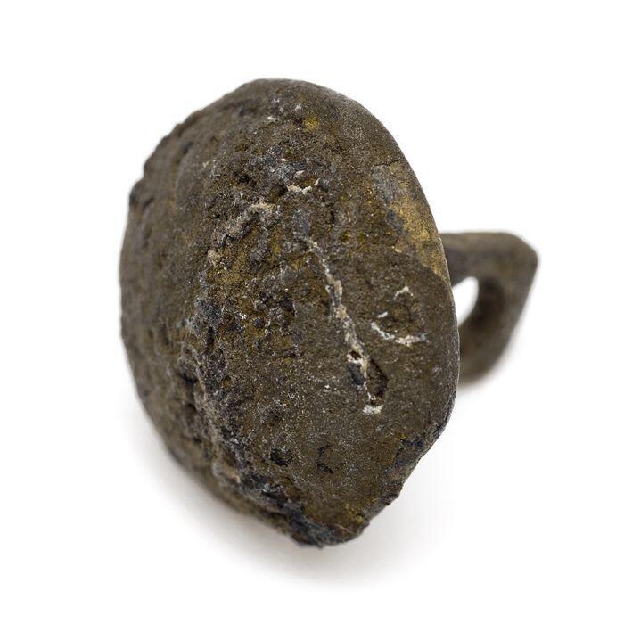 Metalen knoop met roos in reliëf op de kop, vast oog