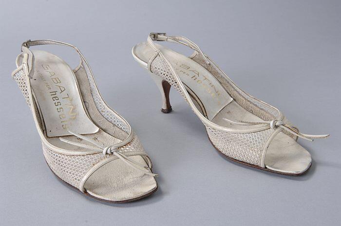 Witte damesschoenen, slingbacks van kunststofkant met biesjes van wit leer, strikje op de neus,…