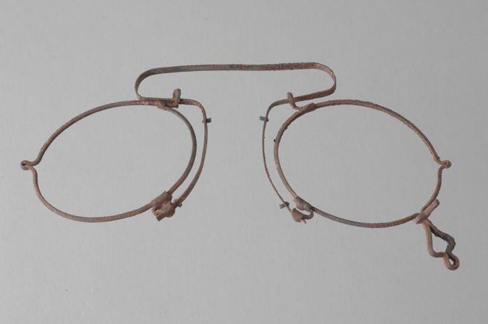 Montuur van pince-nez van verend ijzer, uit de brand van 14 mei 1940 afkomstig