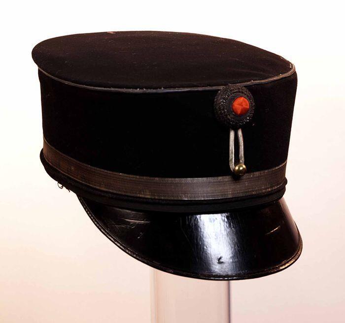 Sjako van zwart laken met zwart leren klep van officier schutterij