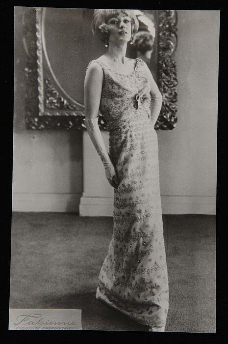 Zwart-wit foto van mannequin in jurk met borduursels van "Fabienne", Atelier Van Rijsoort