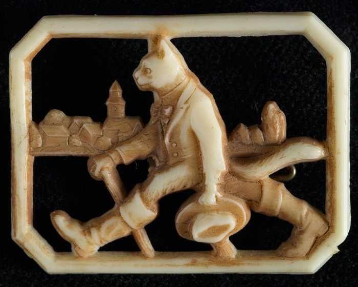 Witte kunststofwinterhulpspeld met voorstelling van de gelaarsde kat