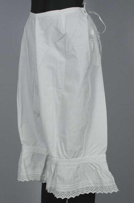 Witte katoenen onderbroek met pijpen met aansluitende band met ruche met broderie, sluiting met…