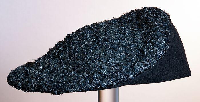 Dameshoed, baret van zwart vilt en zwart kunststofbandwerk
