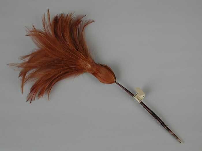 Veren hoedendecoratie of corsage, verenpen met aan uiteinde een bolvorm gemonteerd beplakt met…