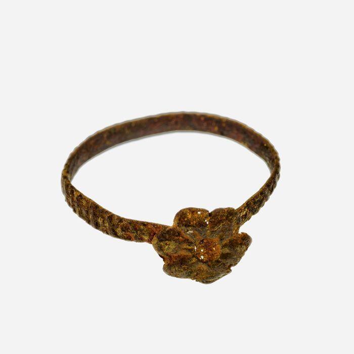 Kleine koperen ring met bloemrozet