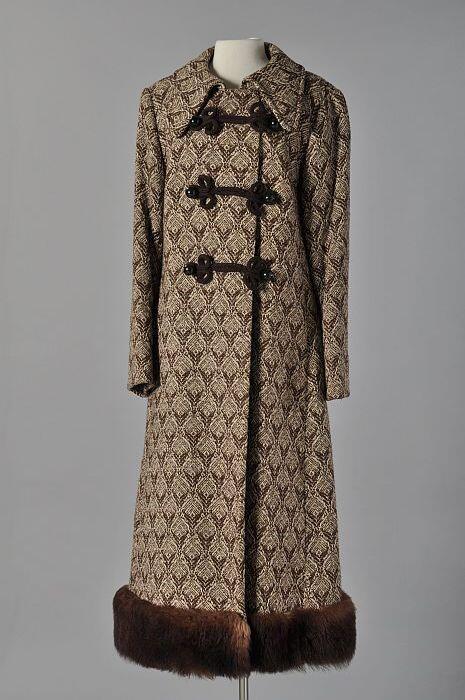 Kuitlange maxi-jas van bruin-crèmekleurig wollen tweed (?) met drie tressen en bruine wolige…