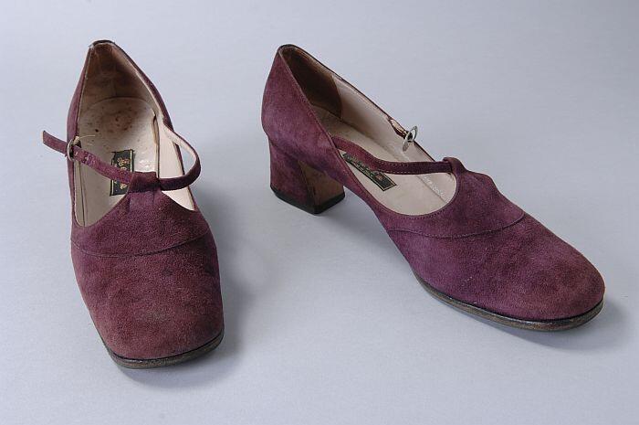 Paarse suède hakschoenen met wreefbandje met gespsluiting, bolle brede neus
