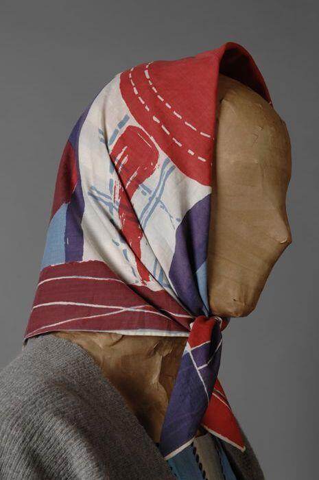 Vierkante shawl, wit katoen met opdruk in rood, blauw en paars, "Boris van Wijk"
