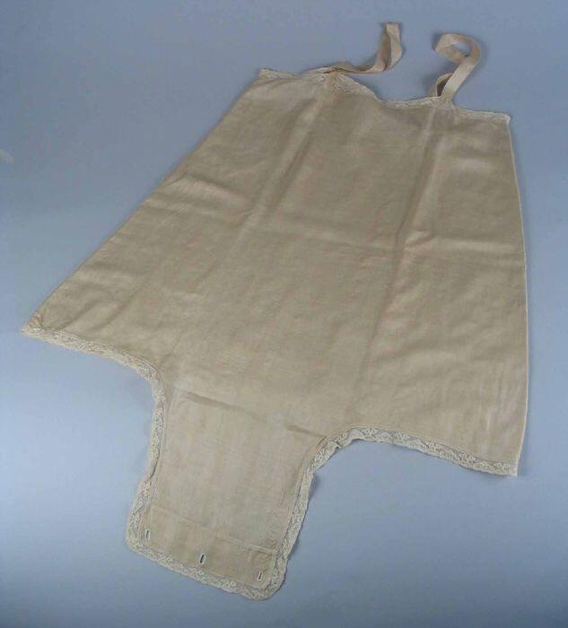 Combinaison ofwel hemd van beige zijde met smalle rand crèmekleurig kant als garnering langs…
