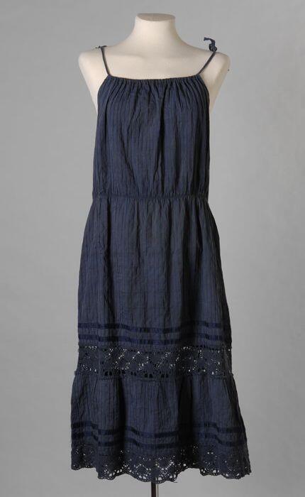 Lange wijde japon met spagettibandjes, blauw geverfd katoen met naaldplooien, rokdeel met blauwe…