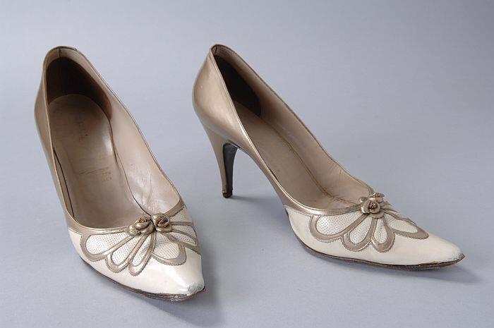 Pumps van goudkleurig en parelmoerwit leer met bloemdecoratie op de neus en hoge naaldhak, zeer…