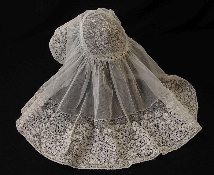 Keuvel (sluiermuts, floddermuts), streekdrachtmuts, bol van witte tule borduursel, rondom tule en…