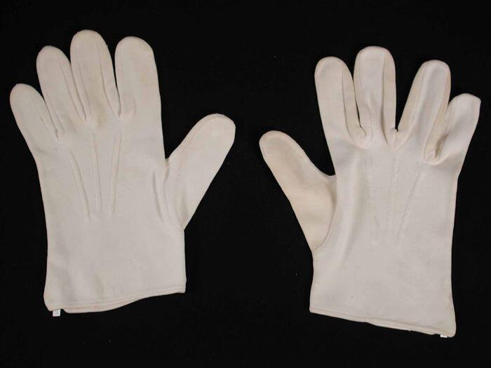 Paar korte handschoenen van wit katoen uniformonderdeel van een muzikant, trommelaar, van de…