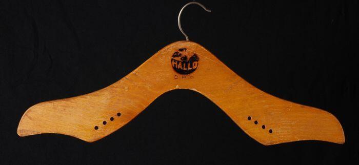 Beukenhouten kleerhanger met reclameopdruk "Hallo", zeer stevig model met aan beide zijde vier…