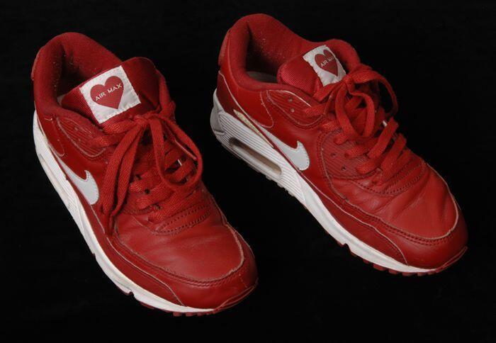 Paar rode sportschoenen van Nike