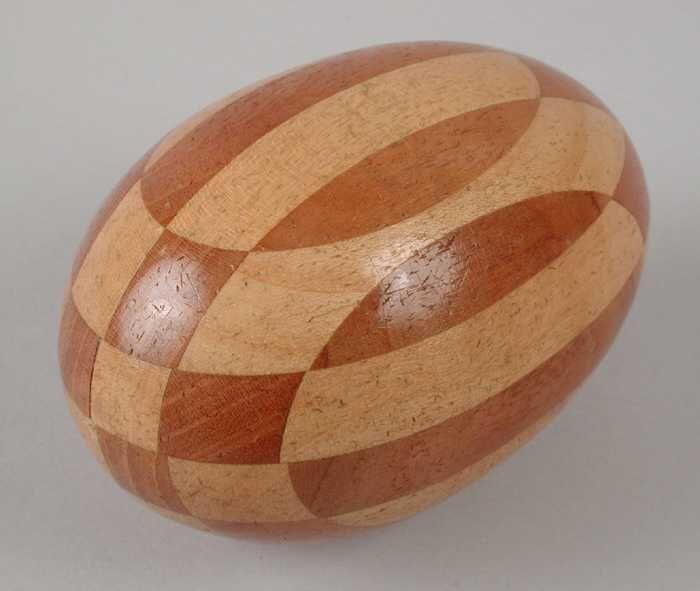 Ei-vormige maasbal of stop-ei van twee verschillende kleuren hout