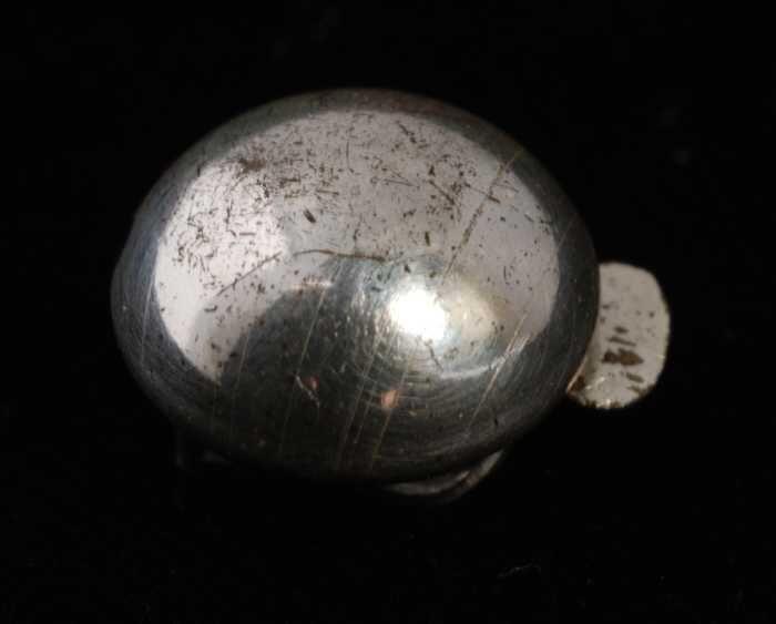 Eén oorbel, clip met bolle zilverkleurige metalen knop, kapper Van Vliet