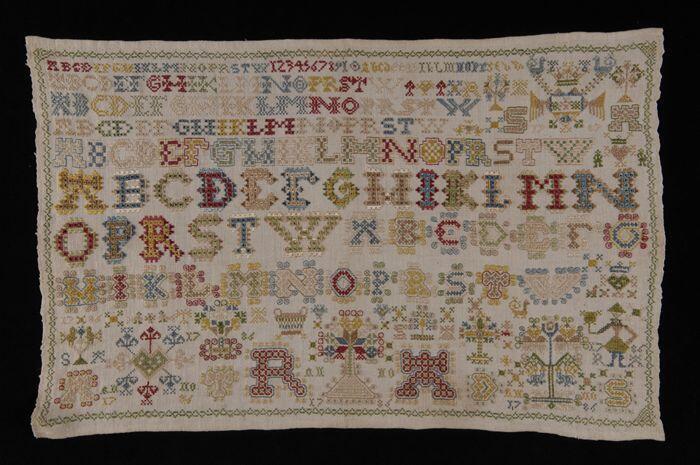 Merklap of letterlap gewerkt in gekleurd zijde op fijn crèmekleurig linnen gemerkt "AR / ANNO 1786"