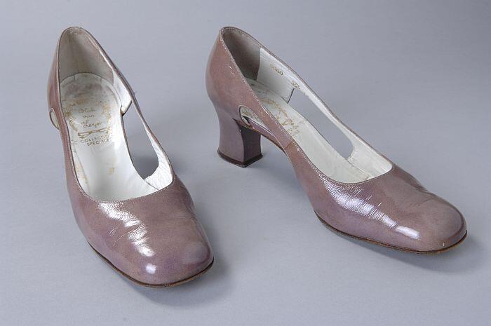 Lila lakleren pumps met stompe neus en blokhakje, zijkanten opengewerkt