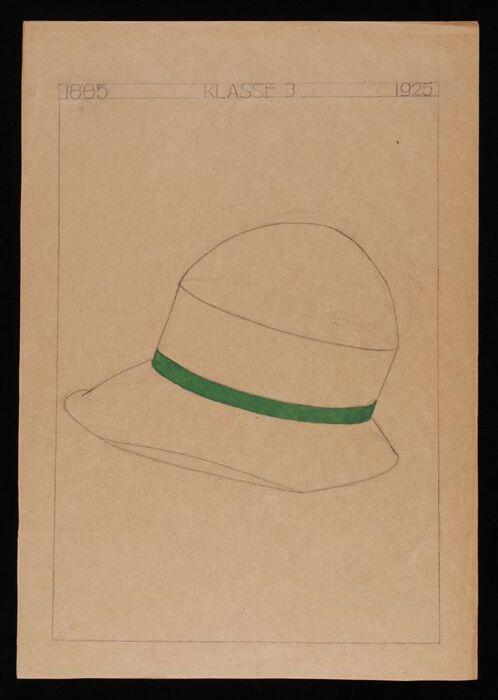 Presentatieblad, bruin papier met eenvoudige lijntekening in van een pothoed, "1885 - Klasse 3 -…