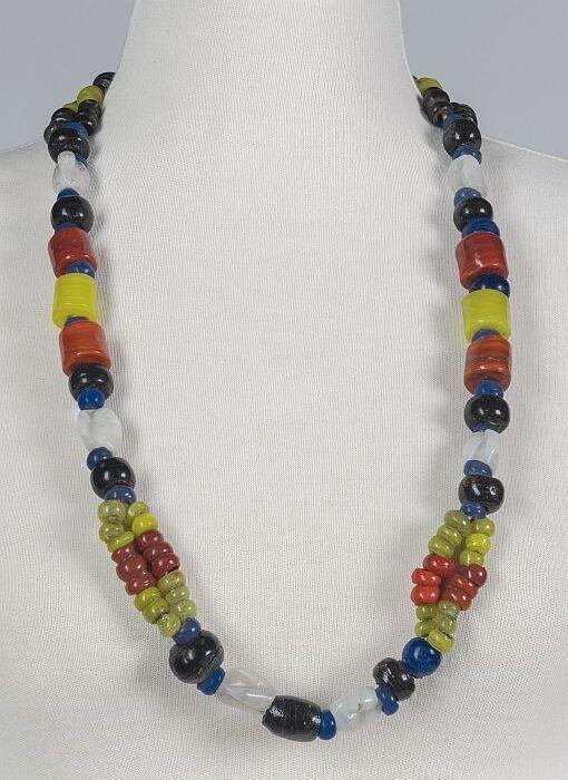 Kralensnoer bestaande uit twee rijen grote gekleurde glasralen, rood, blauw, wit, zwart, geel,…