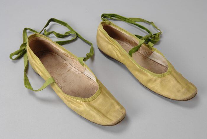 Paar groen zijde balletschoenen met banden van groen fluweel en leren zool, verkleedkleren