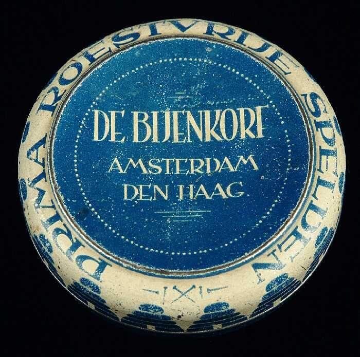 Rond blauw-wit blik, "prima roestvrije spelden, de bijenkorf"