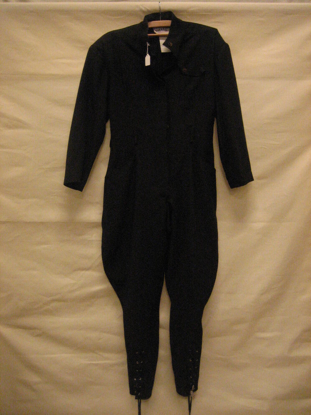 Jumpsuit van zwarte wol, model geïnspireerd op ruiterkleding van de 20e eeuw
