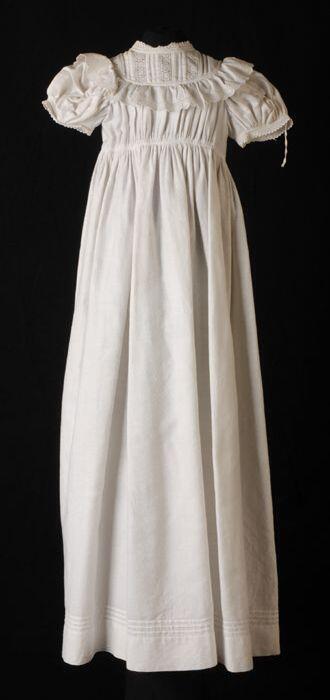 Babyjurk of draagjurk van stevig wit katoen lange aangerimpelde rok, pas met broderie anglaise…