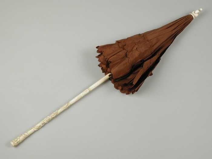 Parasol met bekleding van bruine zijde ivoren steel