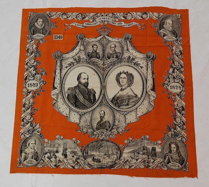 Herinneringsdoek, bedrukt met prent in zwart en wit tegen oranje achtergrond, "ter herinnering aan…