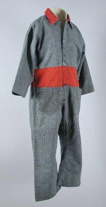 Kinderoverall van blauw-wit geblokt katoen met rode tailleband en rode puntkraag