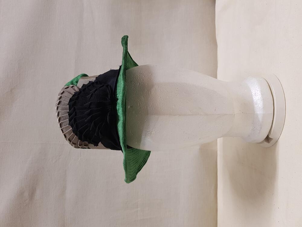 Dameshoedje, helgroen pluche, gegarneerd met zwart en grijs ripslint
