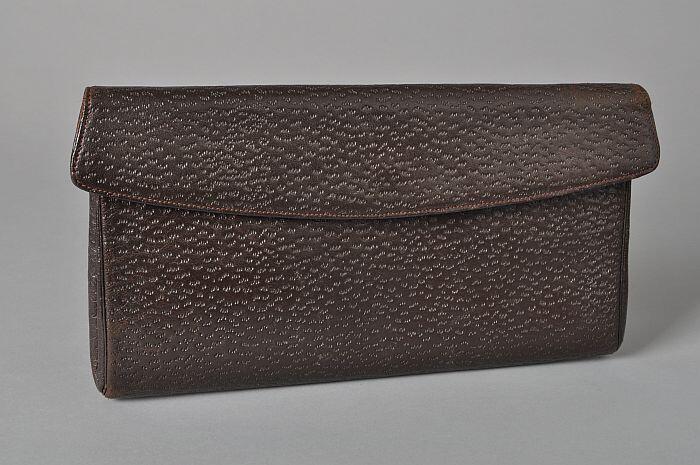 Enveloppetas van donkerbruin leer, rechthoekig model met iets overstekende flap met drukknoop, leer…